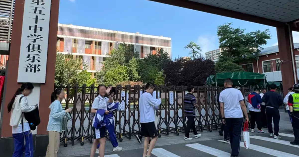 全國高考開考　不少家人陪同考生到場打氣