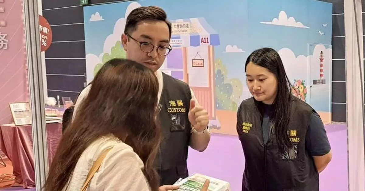 海關宣傳隊現身結婚節暨夏日婚紗展  提醒準新人預繳消費要三思