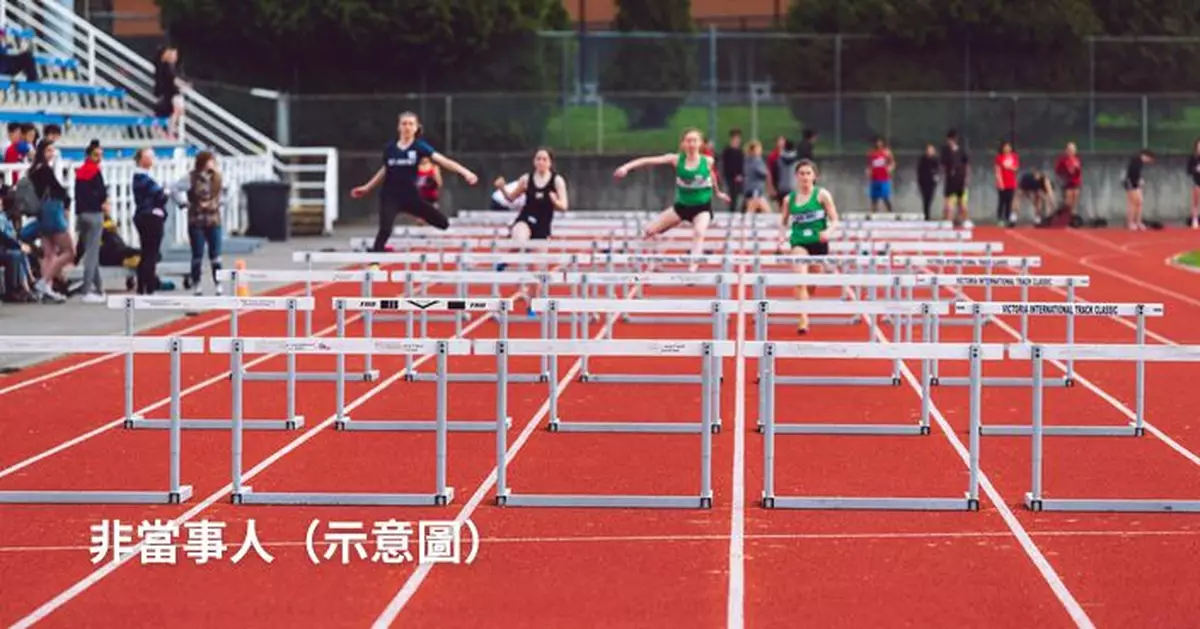 身手敏捷! 美田徑女選手終點前跌倒 即時打兩個「前滾翻」衝線奪金