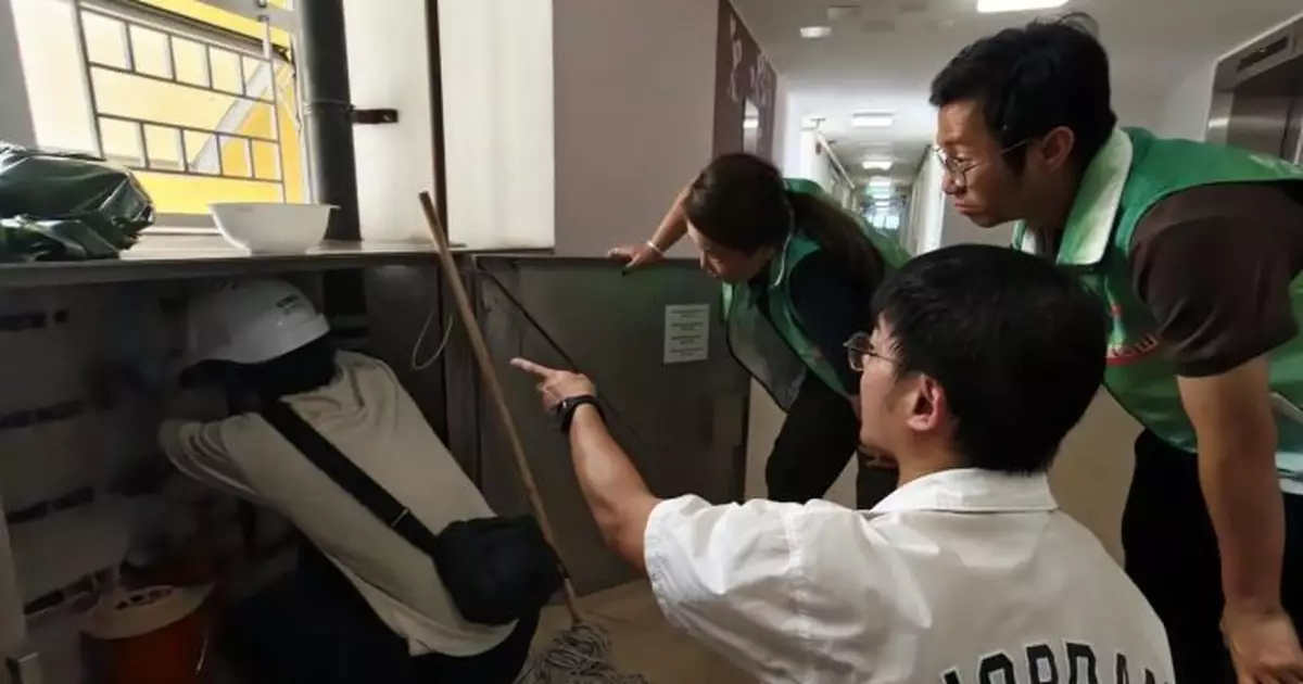 民政團隊續為皇后山邨山麗苑居民提供最新用水資訊 助有需要居民登記並作轉介