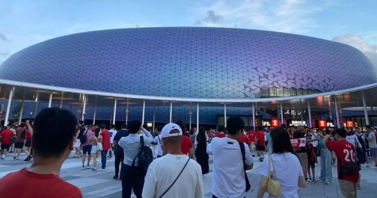 亞洲盃外圍賽港隊啟德主場迎戰印度　球迷著波衫高唱打氣歌及口號等候入場