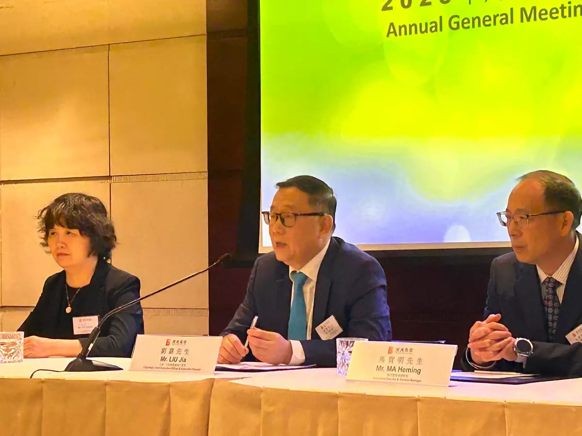 公司主席劉嘉(中)。巴士的報記者攝。