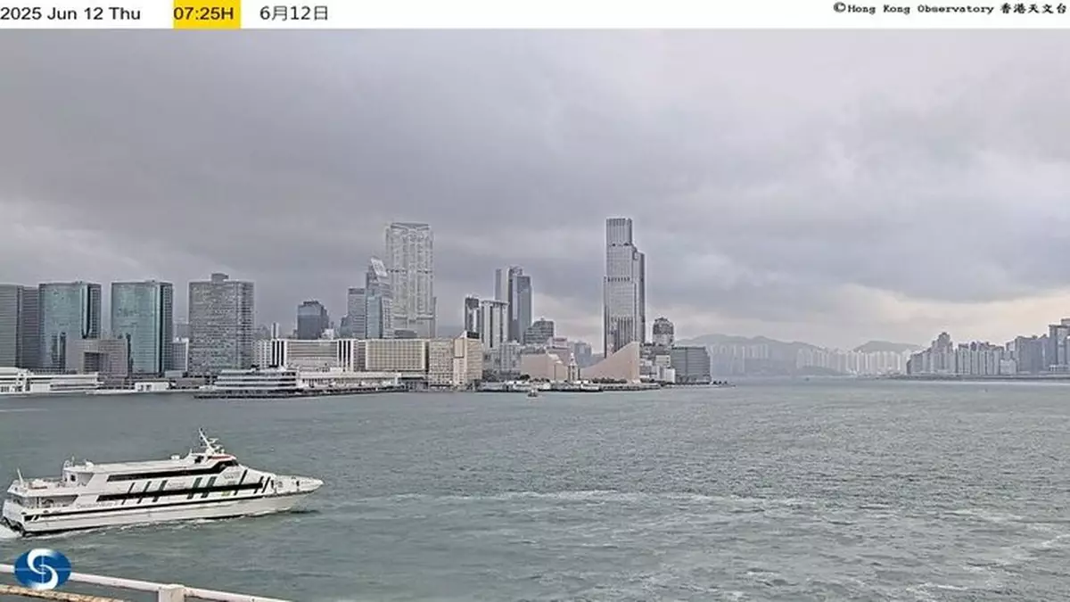 天文台預測星期五初時的風力會稍為減弱,但隨後本港將逐漸轉吹偏南風,並間中有狂風大驟雨。天文台網上圖片
