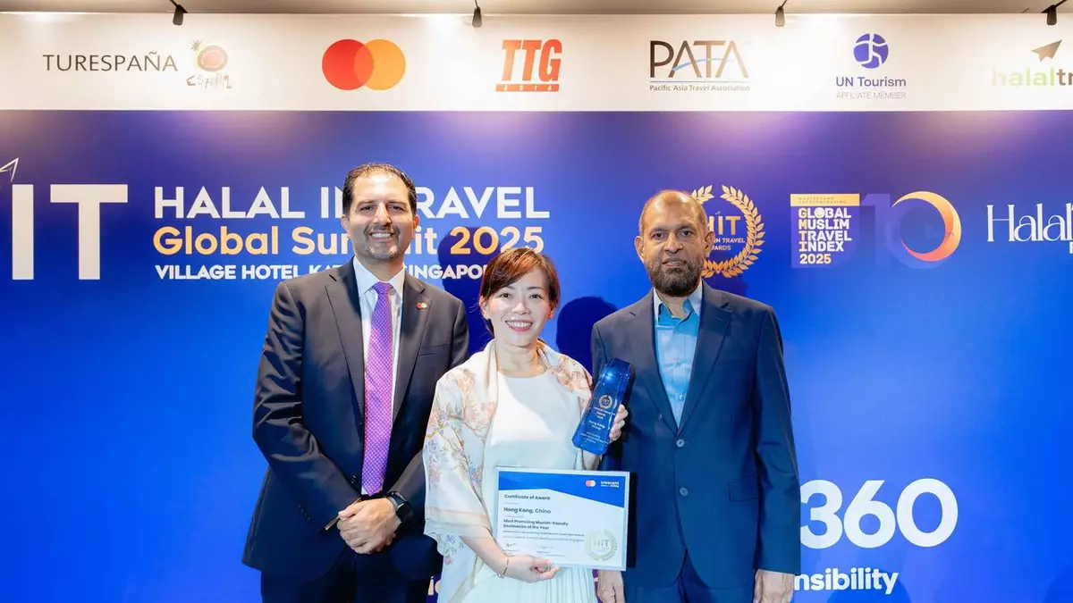 旅發局東南亞辦事處代表(圖中)在「The Halal In Travel Awards 2025」中領取殊榮。旅發局圖片