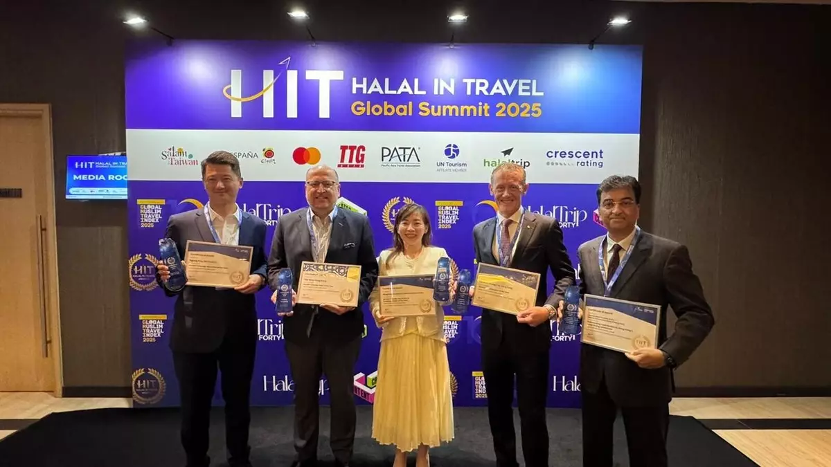 旅發局東南亞辦事處代表與一同獲獎的香港旅遊業 界於「The Halal In Travel Awards 2025」中合照。旅發局圖片