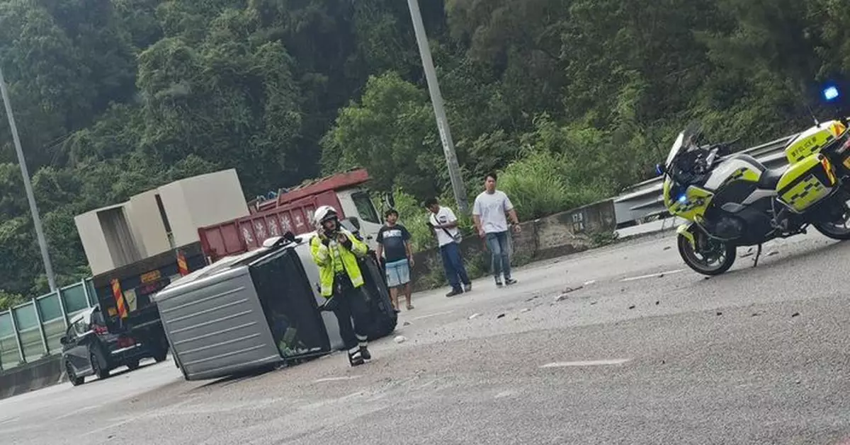 吐露港公路有輕型貨車失事翻側 司機受傷