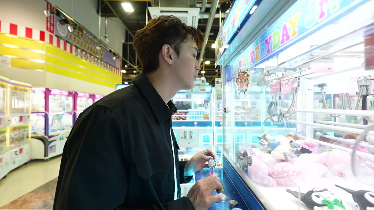 阮浩棕體驗夾公仔。
