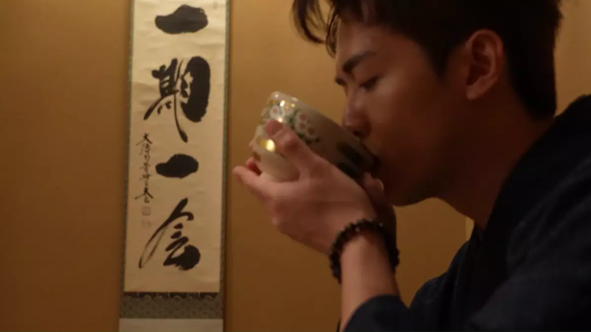 阮浩棕體驗茶道。