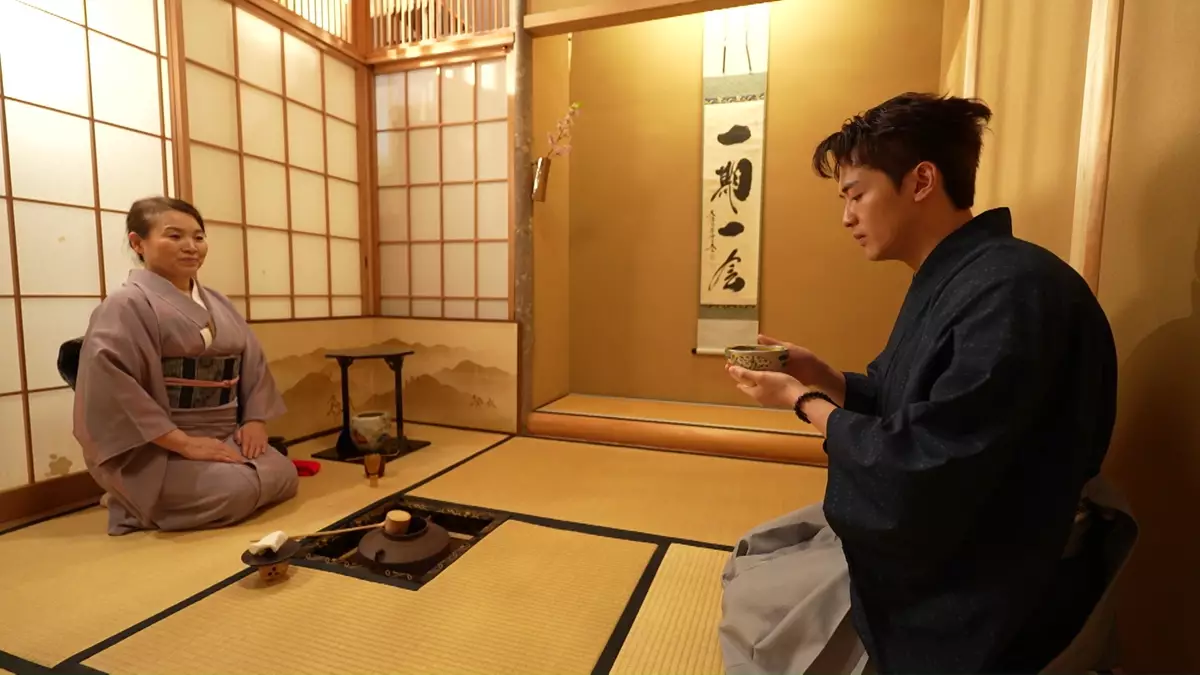 阮浩棕體驗茶道。