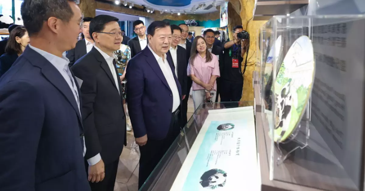 夏寶龍了解香港重點旅遊開發項目 與工商金融界互動交流