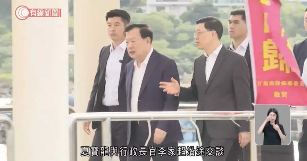 夏寶龍早上政府總部會晤工商界人士 下午乘坐水上的士抵南丫島