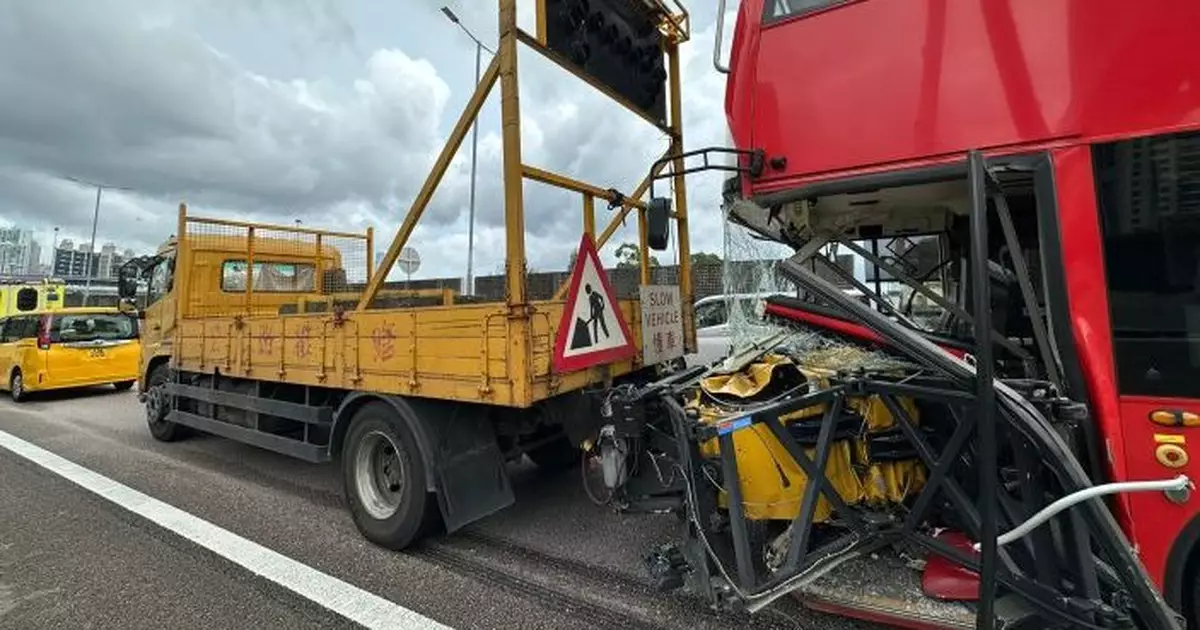 九巴與工程車西九龍公路相撞　車長及一乘客受傷