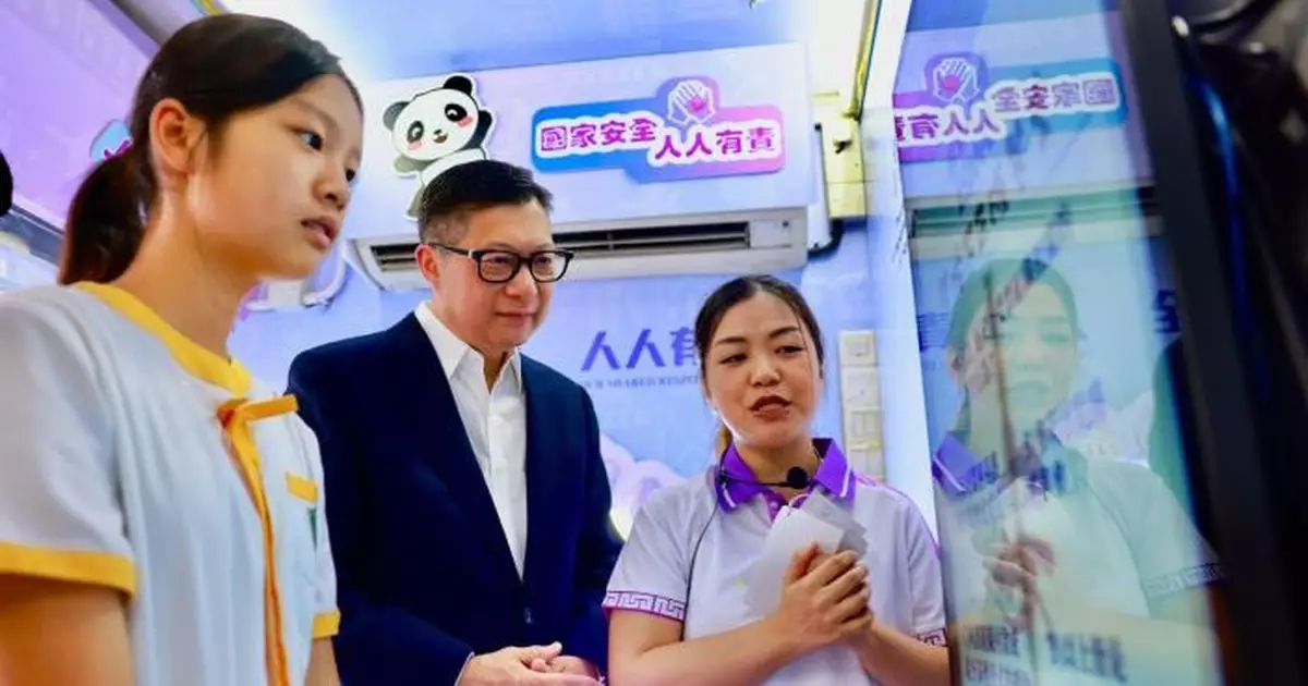 國安快遞宣傳車走入黃大仙校園  鄧炳強化身「國安快遞員」冀學生從小懷有愛國種子