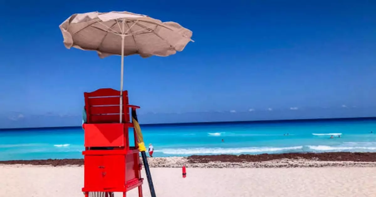 疑抓強風吹走1.8米遮陽傘不慎跌倒 美救生員遭傘尖刺穿手臂爆血送醫