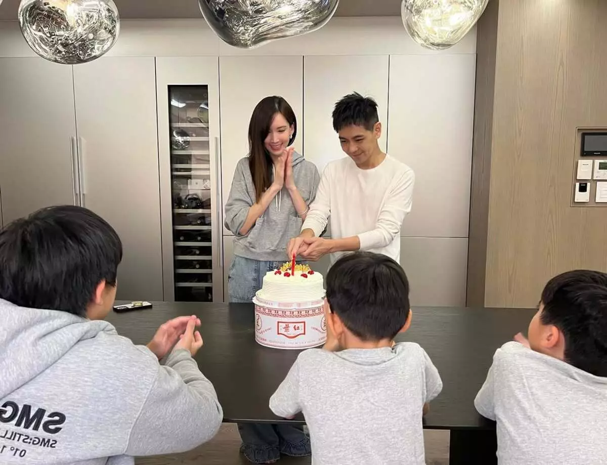 就連家庭照都不見他的正面。