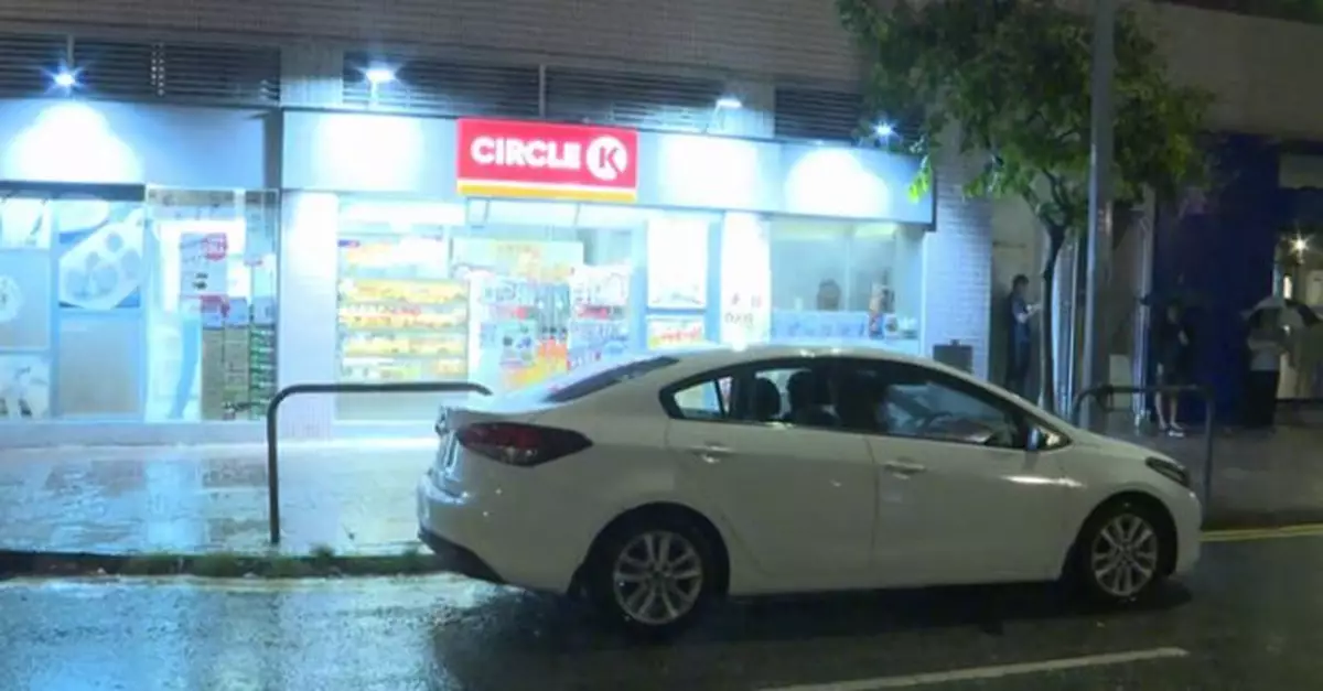 南亞賊持牛肉刀行劫洪水橋便利店 搶走二千元現金及香煙劫的士逃去