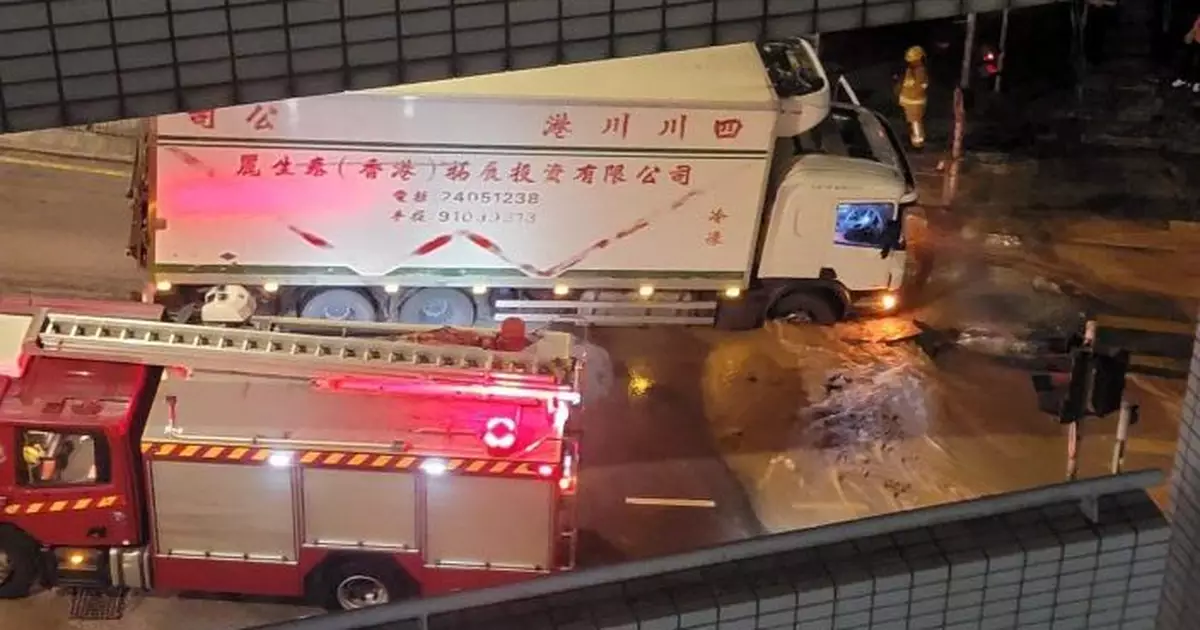 和宜合道周六晚水管爆裂釀路陷　貨車前輪墮坑司機一度被困終獲救