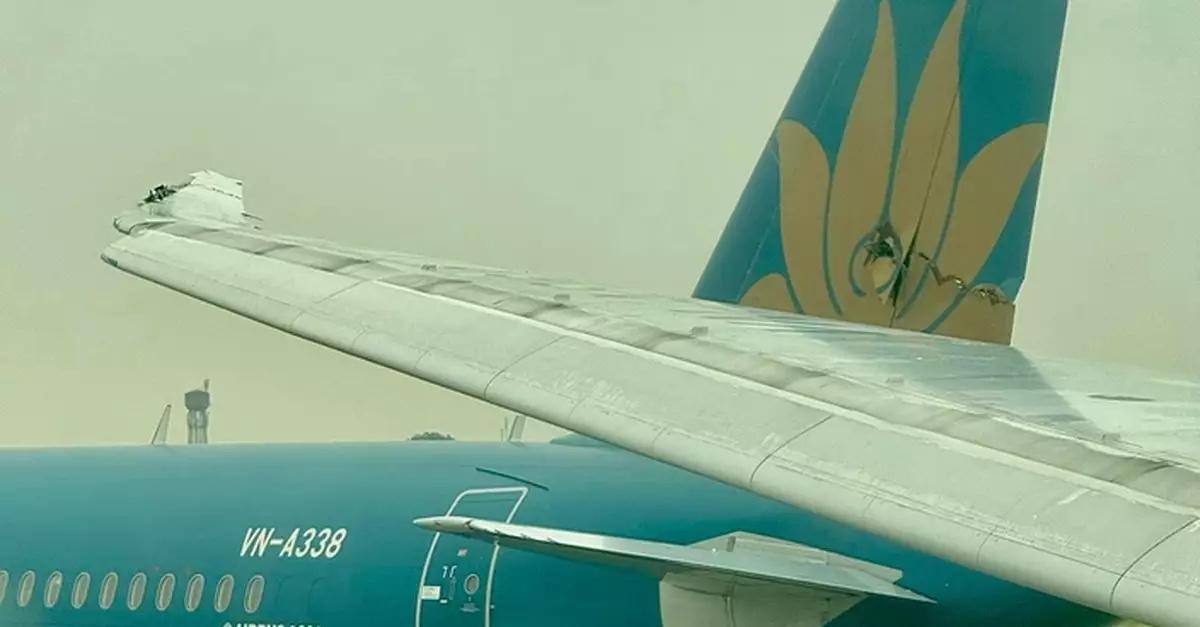 越南航空兩客機滑行道上意外碰撞 波音787機翼削破空巴垂直尾翼