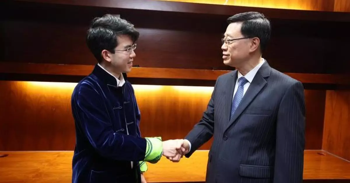 李家超稱沈靖韜以精湛琴技撼動慶回歸晚會　冀對方多在港演出