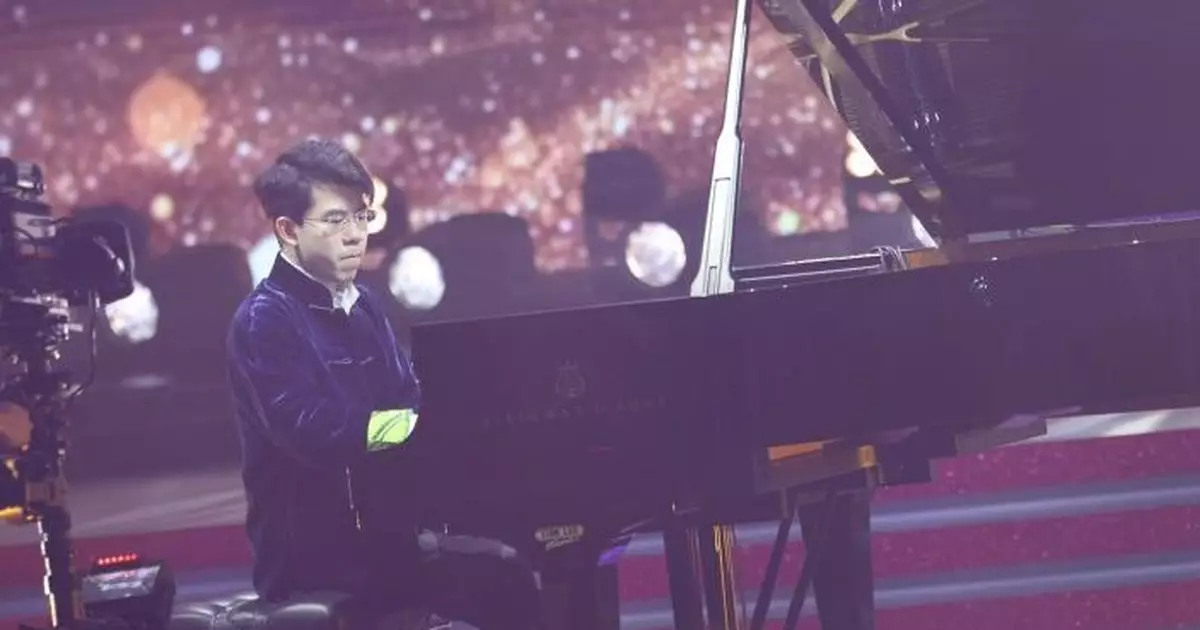 沈靖韜到港台即場演奏並分享　有小朋友冀仿效對方參加鋼琴大賽