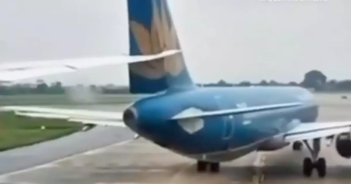 越南內排機場兩客機滑行期間機翼撞尾翼 近400乘客要轉搭其他航班