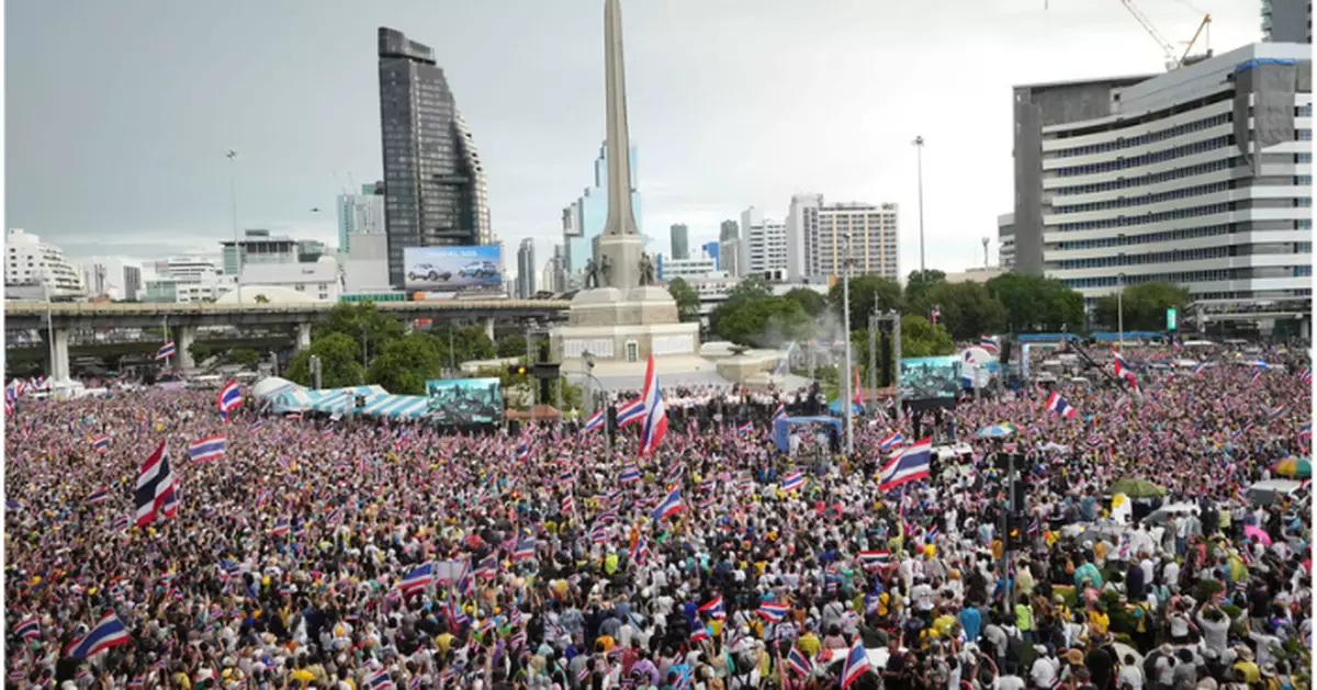 泰國曼谷爆反政府示威要求總理佩通坦下台