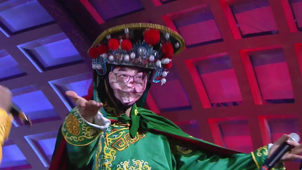 陸東成還搞笑地變臉成周國豐,服到我!
