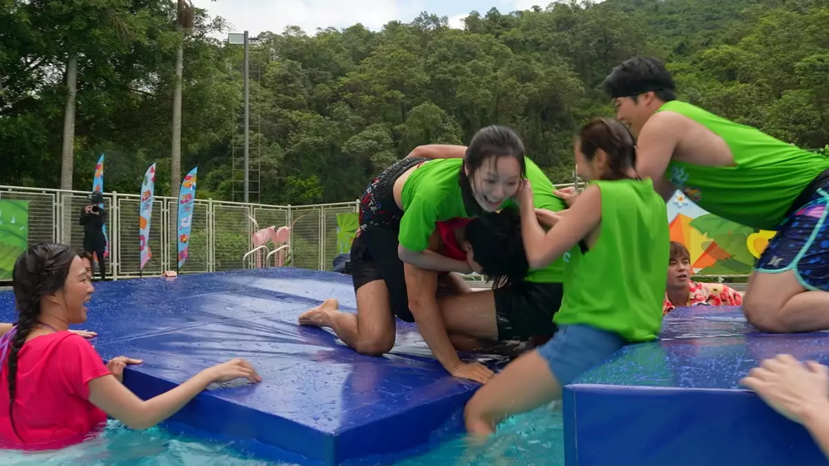 玩浮床大混戰Aska需要足足三個人拉落水