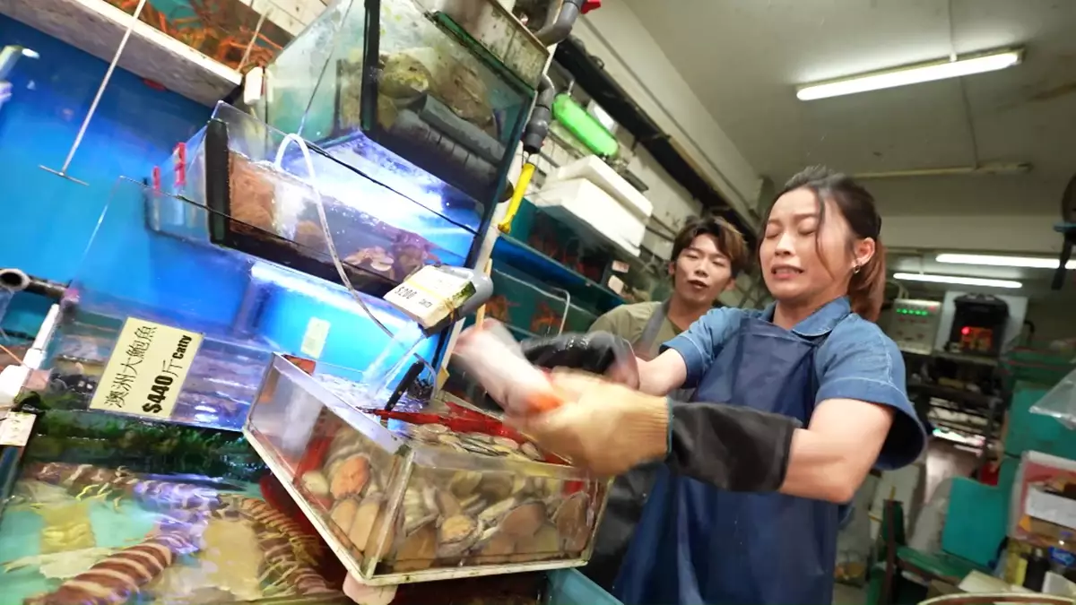 Winki魚檔學習劏魚,教授她的是魚檔太子爺劉展霆Eden
