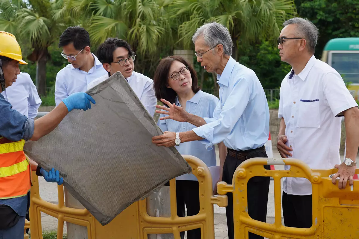 政府加緊處理皇后山邨及山麗苑食水事件。 政府新聞處圖片
