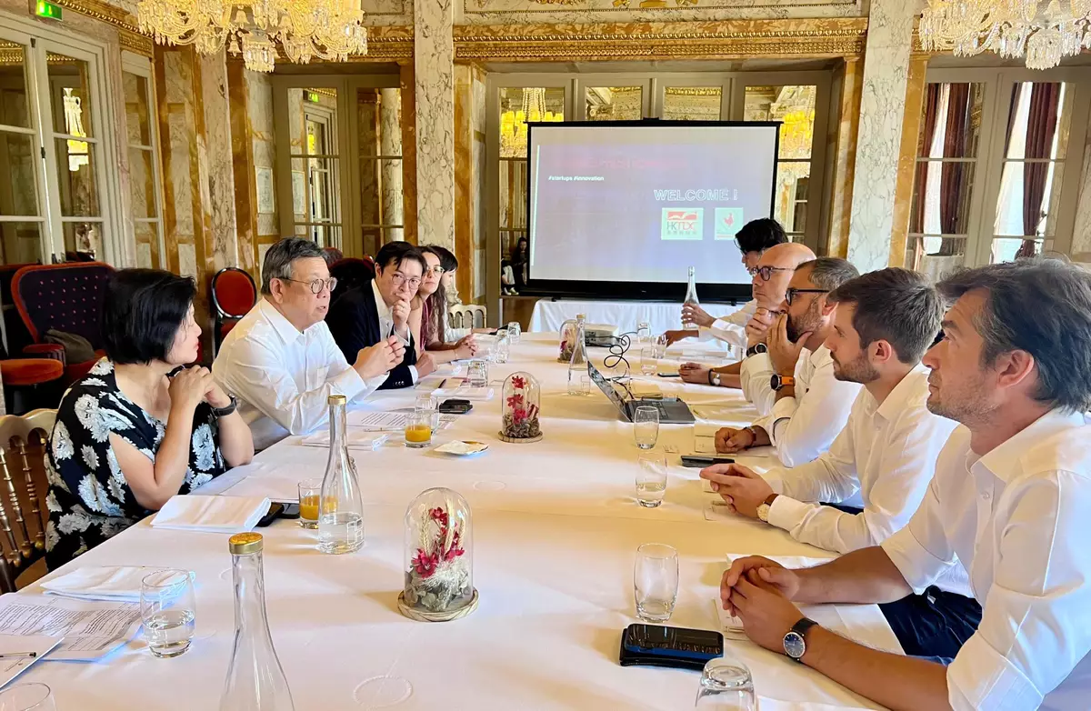 丘應樺(左二)與初創企業網絡La French Tech Bordeaux和波爾多當地科技初創企業的代表舉行商業圓桌會議,介紹香港的初創生態圈最新情況,以及有利初創和企業蓬勃發展的友善營商環境。香港駐歐洲聯盟特派代表翁佩雯(左一)亦有出席。 政府新聞處圖片