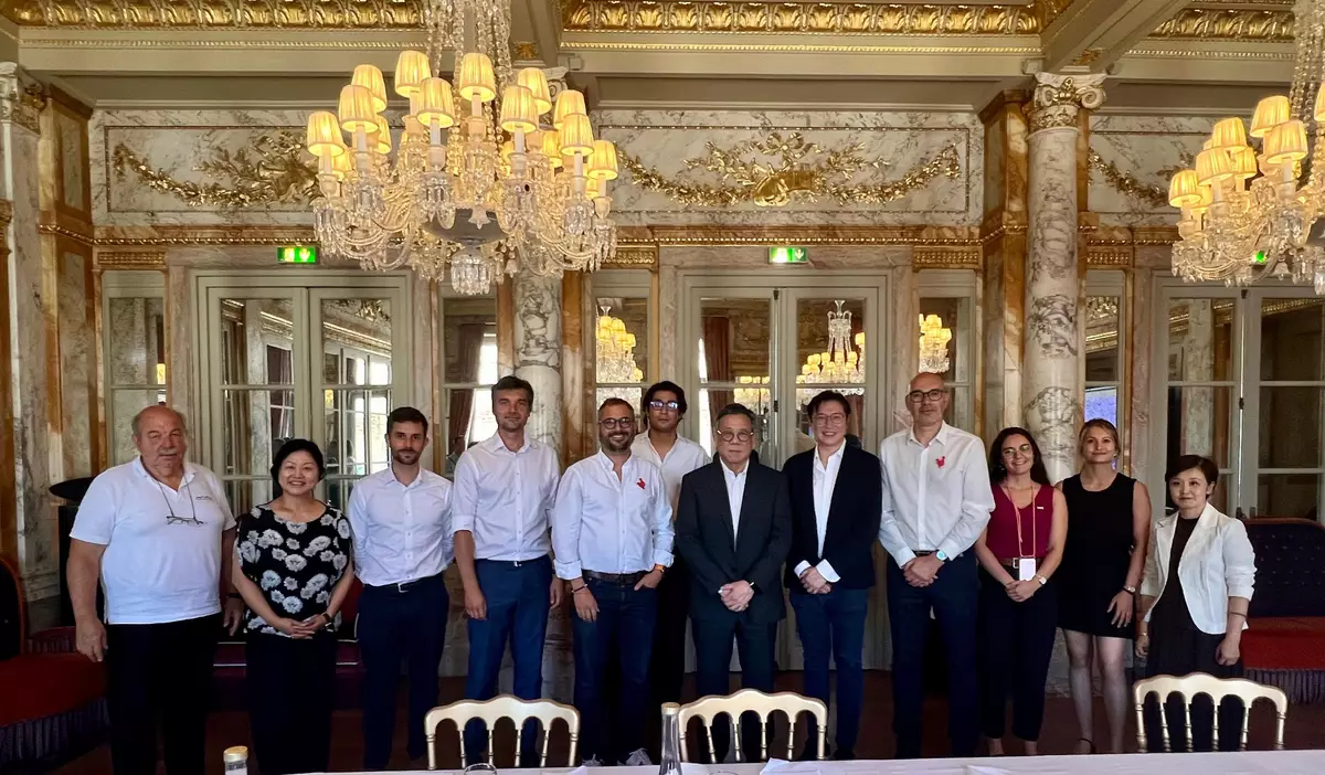 丘應樺(右六)與初創企業網絡La French Tech Bordeaux和波爾多當地科技初創企業的代表舉行商業圓桌會議後和與會者合照。 政府新聞處圖片