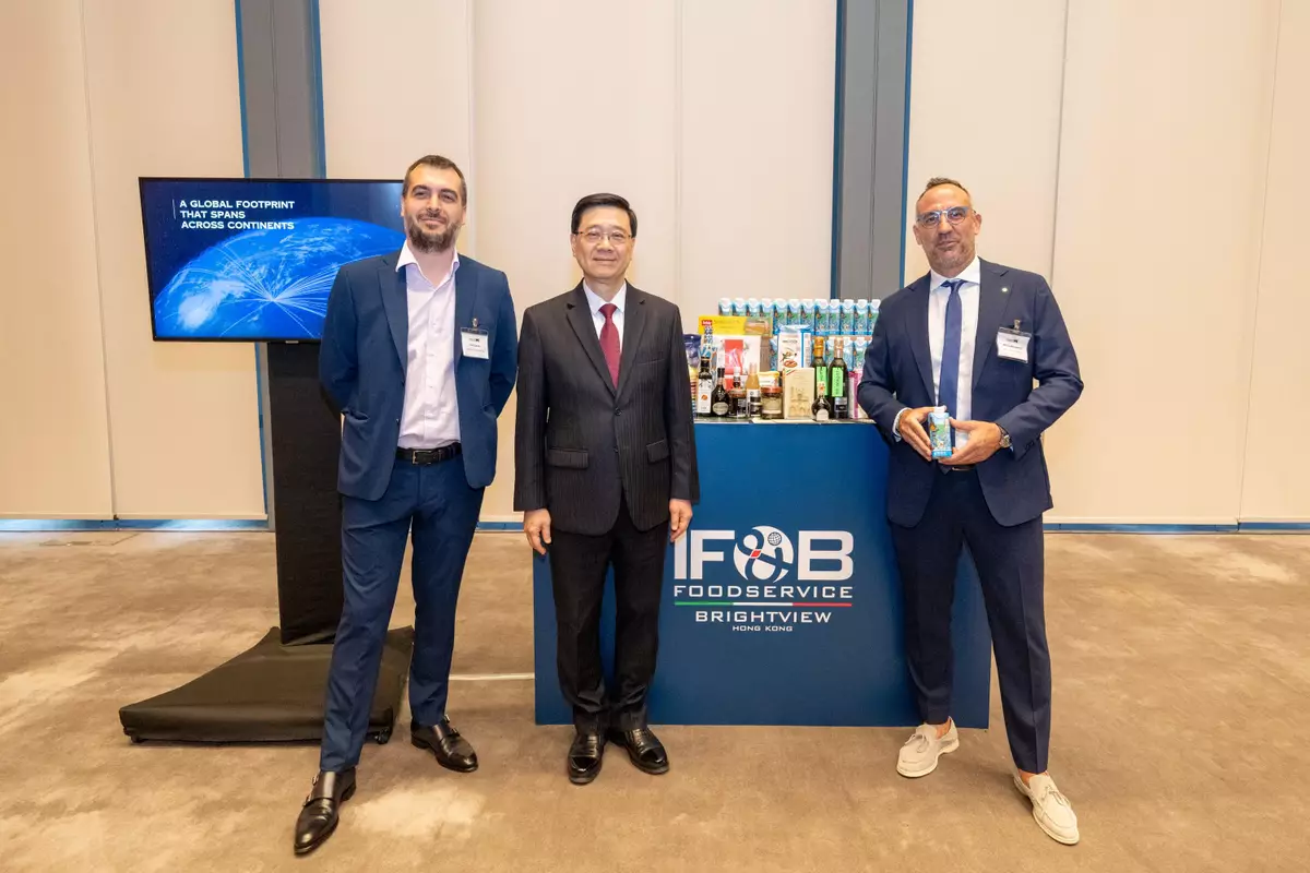 李家超指政府將繼續統籌不同界別企業的實際需要,讓他們通過香港的跨國供應鏈管理中心發展海外業務,共拓發展新藍海。政府新聞處圖片