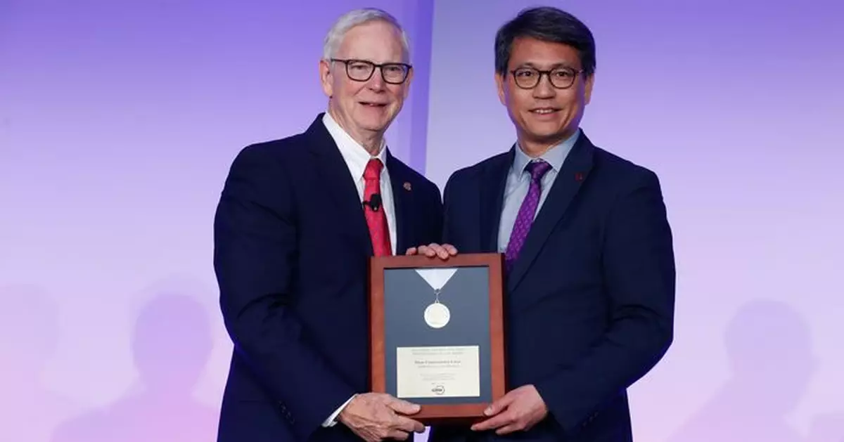 趙汝恒獲頒授 「2025年度Louise and Bill Holladay傑出院士獎」
