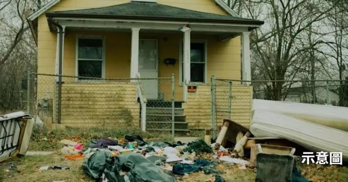 美屋主屋外堆30桶排泄物臭氣熏天 鄰里似住馬桶苦不堪言怒投訴