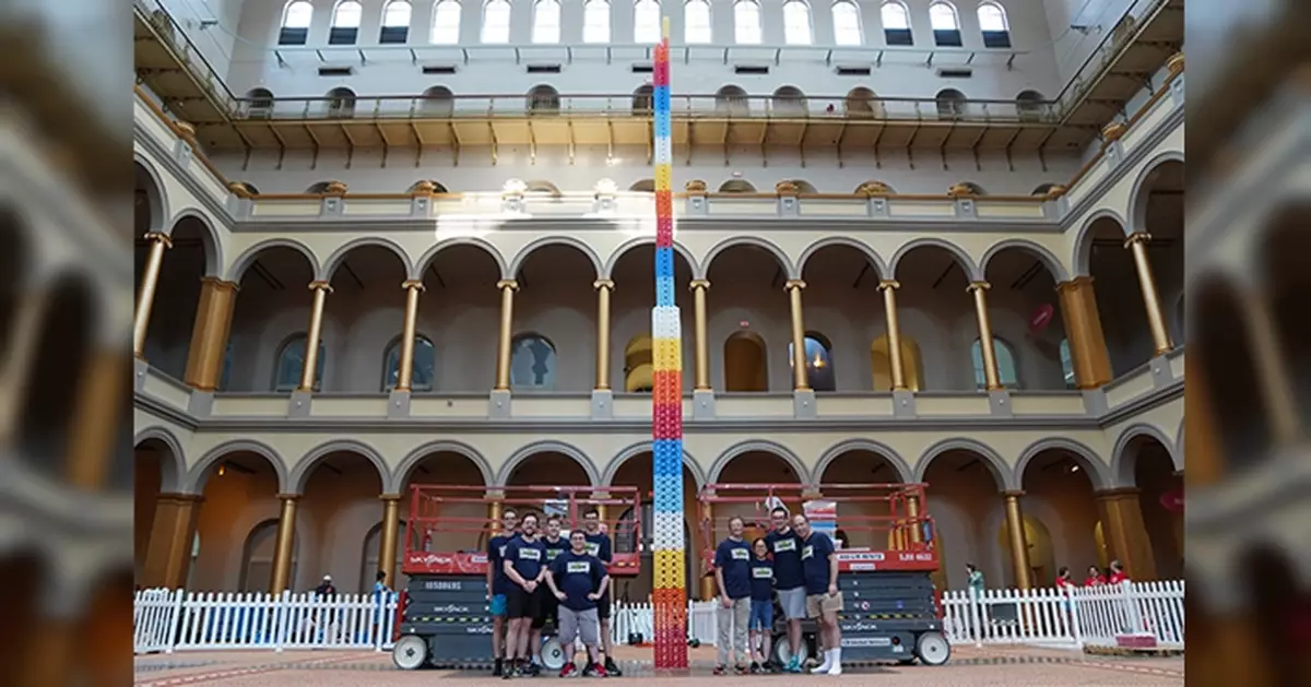 藉助2部升降機 美10人團隊花5天組裝10.12米高「骨牌塔」 破紀錄