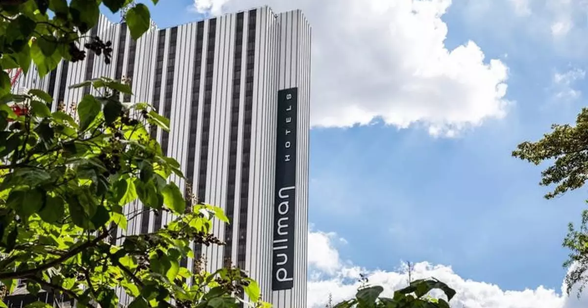 極限醉跳！巴黎兩男子暢飲雞尾酒 從酒店32層跳傘驚呆眾人