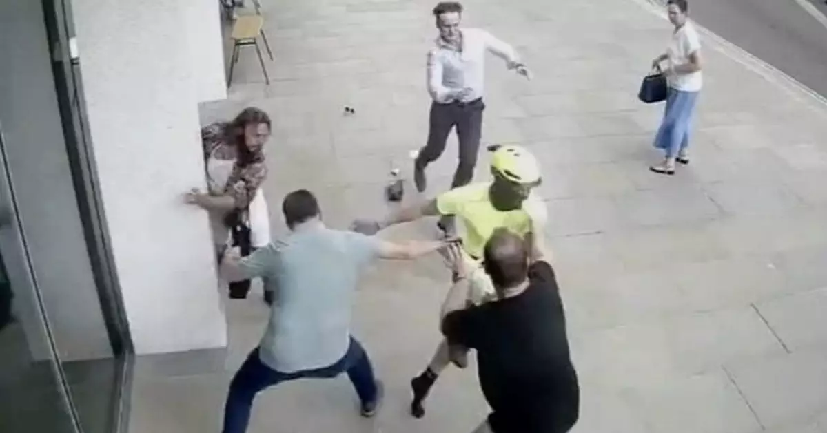 英賊當街搶手機遭路人圍捕遺波鞋 警方憑鞋內DNA成功緝兇