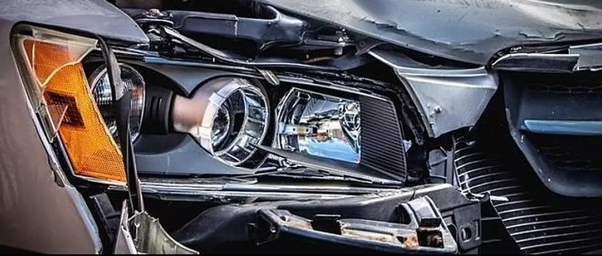 學車疑誤踩油門連人帶車墜12米高架 美15歲少女重傷坐副駕爸爸身亡