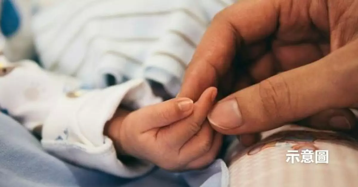 邊傾電話邊工作 印度資深護理員意外剪斷初生男嬰拇指