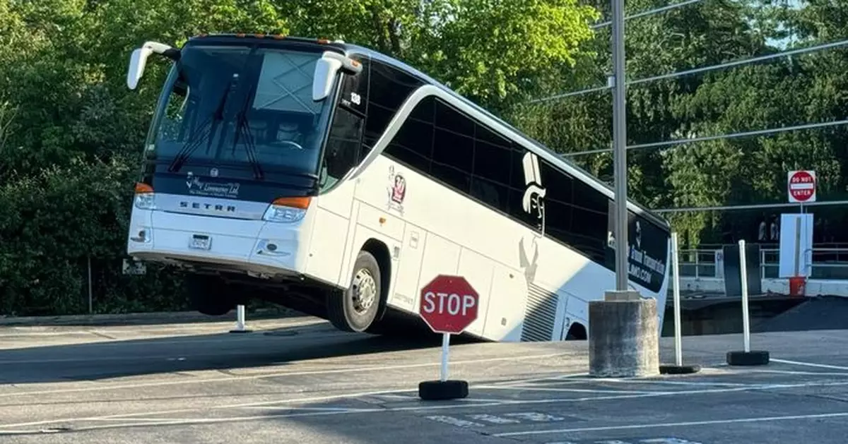 「地獄熱浪」襲紐約！37度高溫熔毀道路 巴士墜坑、消防車陷柏油路面