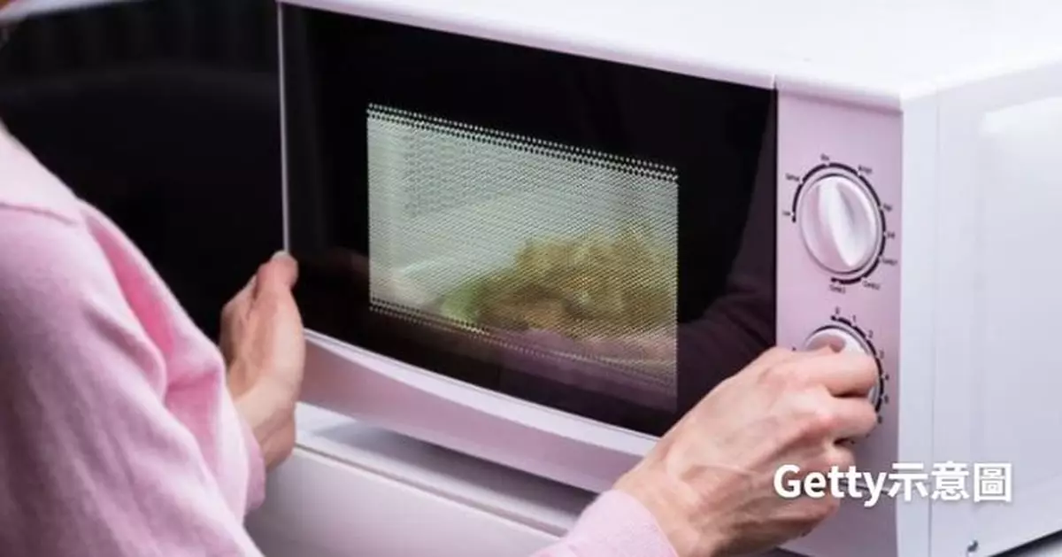 微波爐加熱剩菜勿忽略1步驟 美專家警告：恐細菌滋生增食物中毒風險