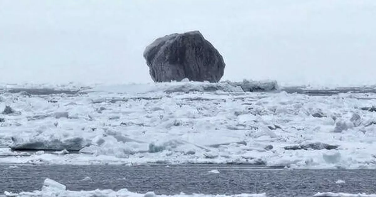 極罕見「黑冰山」現身加拿大 冰齡相當老或達10萬年