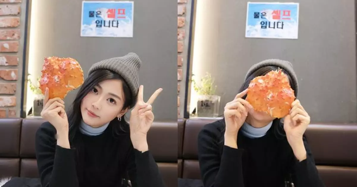 郭柏妍韓國遊「蟹殼遮臉」賣萌 網民驚嘆：塊面細過蟹殼！