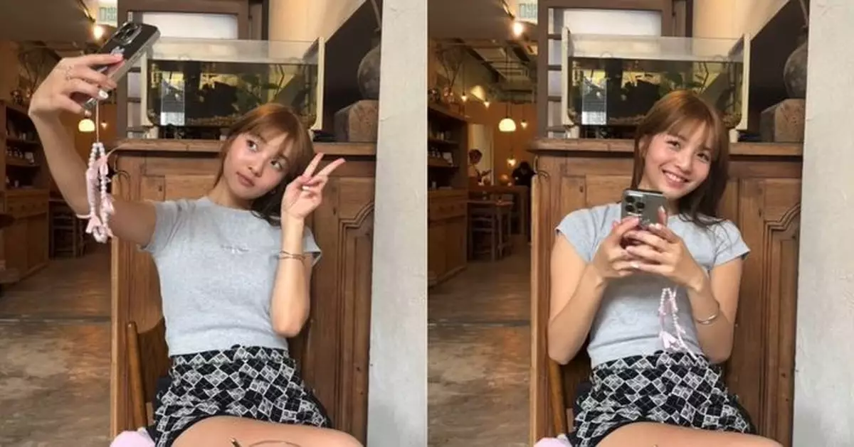 阿冰舉V玩自拍 發現被偷拍即露甜笑