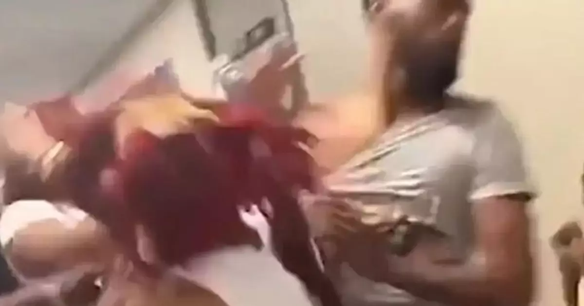 畢業典禮變全武行！美幼兒園家長爆群毆  學童尖叫哭喊「停手」畫面曝光