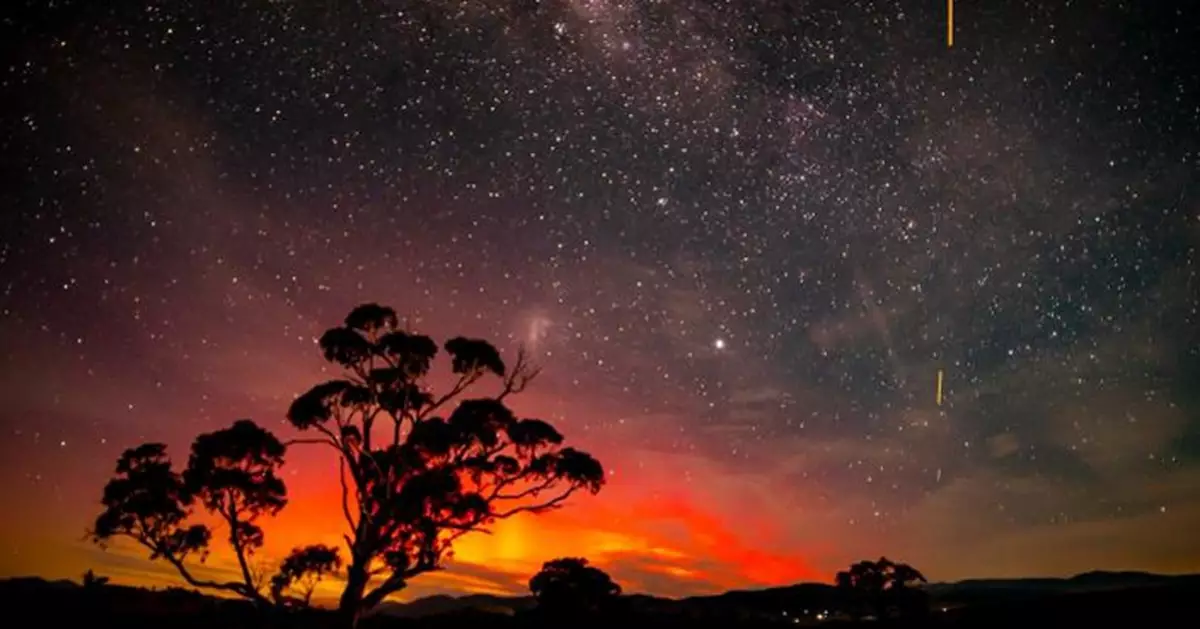 磁暴來襲！南北半球同步上演極光秀 澳洲夜空染奇幻紫綠
