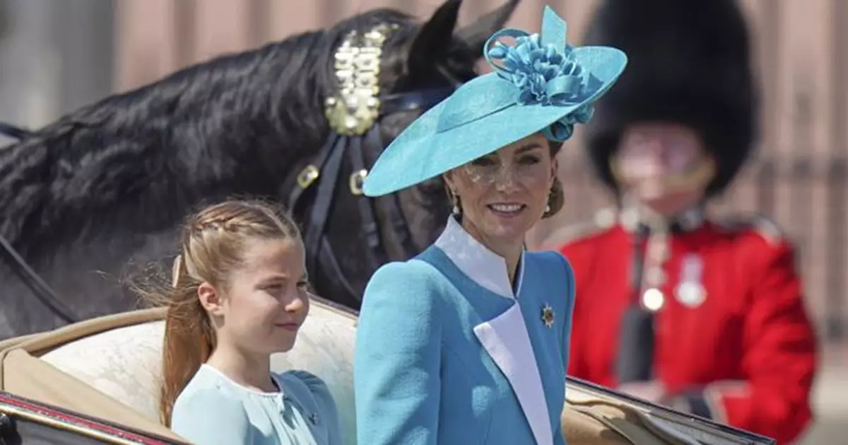 凱特母女藍綠優雅現身英王壽辰慶典！夏洛特公主「鑽石馬蹄胸針」藏女王思念