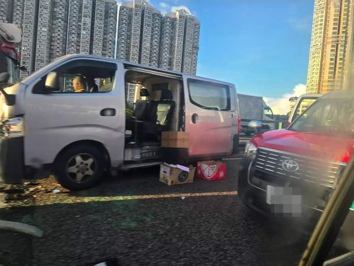 一輛輕型貨車和一輛的士相撞, 一名的士乘客受傷。FB圖片