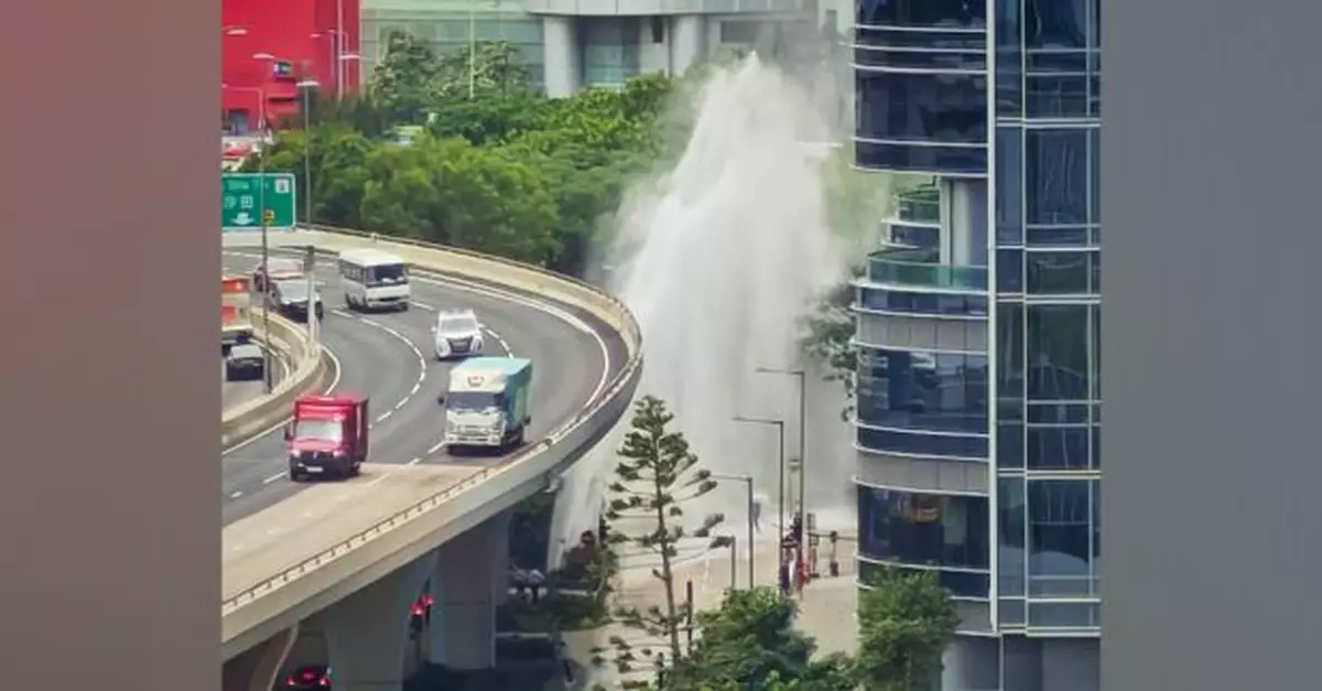 觀塘海濱道近鴻業街有水管爆裂　水務署全力搶修